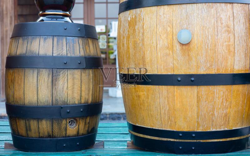 酒朗姆酒威士忌作为陈年和垃圾存储背景的酒类经营理念照片摄影图片